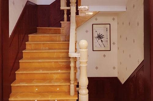 峨蔓镇中式别墅室内汉白玉石楼梯的定制安装装饰效果